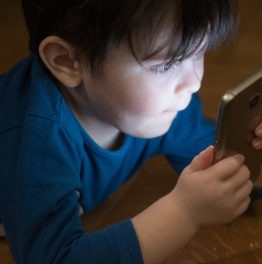 A che età i figli possono avere il cellulare?